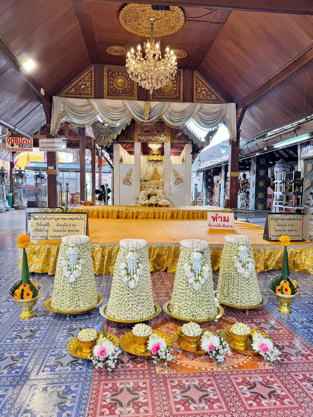พานมะลิแก้บนถวายหน้าหลวงพ่อทันใจ ภายในวัดพระธาตุดอยคำ เชียงใหม่ โดยร้านมะลิแก้บน คุณหล้า 59