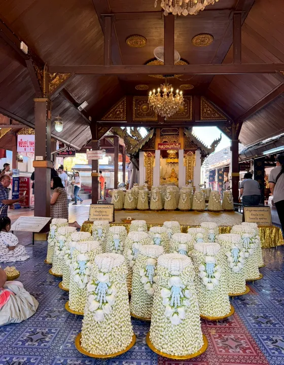พานมะลิจำนวนมากถวายแก้บนหลวงพ่อทันใจ ภายในวัดพระธาตุดอยคำ