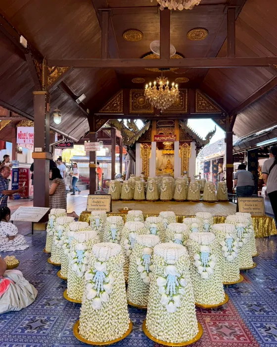 พานมะลิแก้บนจำนวนมากถวายหลวงพ่อทันใจ ภายในวัดพระธาตุดอยคำ เชียงใหม่